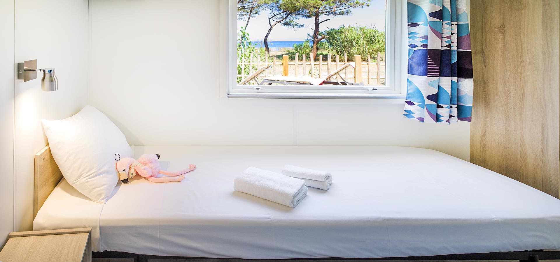 Camping san damiano bungalow luxe Capraia vue mer chambre secondaire